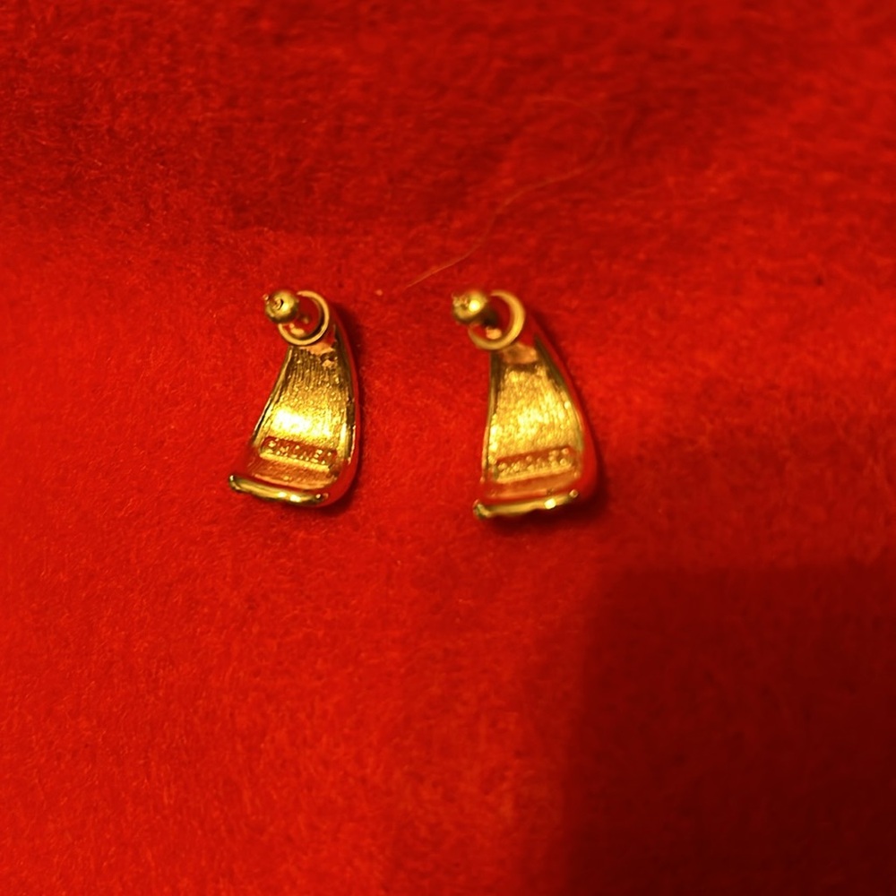 Women’s Beautiful Vintage Monet gold Fan pierced earrings 3/4” - Picture 5 of 5